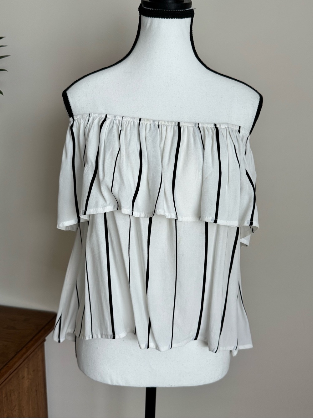 Lulu’s Off-Shoulder Black & White Striped Women’s Top Size Medium